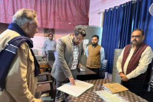 बलिया सीडीओ ने विकास भवन का किया निरीक्षण, अव्यवस्था पर नाराजगी; अनुपस्थित अधिकारी पर कार्रवाई