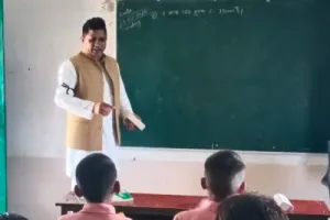 टीईटी की अनिवार्यता के विरोध में बलिया के शिक्षकों ने काली पट्टी बांधकर किया शिक्षण कार्य