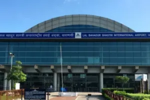 वाराणसी एयरपोर्ट पर स्विस नागरिक के बैग से प्रतिबंधित सैटेलाइट फोन बरामद, पूछताछ के बाद छोड़ा गया