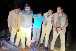 बलिया में मुठभेड़ के बाद शातिर चोर गिरफ्तार, पैर में लगी गोली