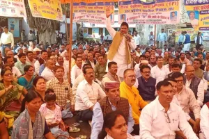 बलिया में टीईटी के खिलाफ शिक्षकों का प्रदर्शन, बीएसए कार्यालय से कलेक्ट्रेट तक निकाला जुलूस