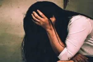 देवरिया में चलती ट्रेन में युवती से दुष्कर्म के प्रयास का आरोप, टीटीई के खिलाफ मुकदमा दर्ज