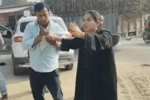 सीतापुर में दंपती के बीच सड़क पर विवाद, शिक्षक और पत्नी आमने-सामने; वीडियो वायरल