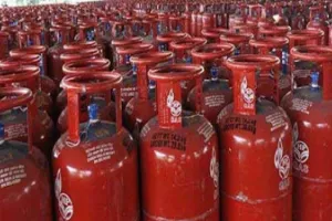 बलिया में गैस एजेंसी पर छापा, 1015 भरे सिलेंडर गायब; मैनेजर पर मुकदमा