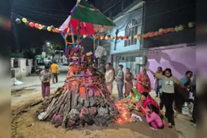 Amroha : विधि-विधान से हुआ होलिका पूजन, देर रात जिलेभर में हुआ होलिका दहन