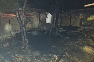 Ballia News : अकोल्ही गांव में आग का कहर, पांच झोपड़ियां जलकर राख; दो लोग झुलसे