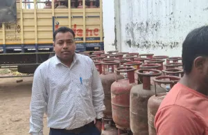 बलिया: गैस एजेंसी पर पर्याप्त सिलेंडर उपलब्ध, एमडीएम से जुड़ी समस्या पर करें संपर्क