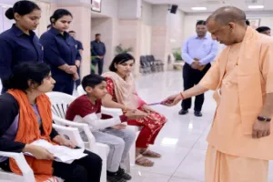 CM Yogi Janata Darshan : जनता की समस्याएं सुनीं, अधिकारियों को समयबद्ध समाधान के निर्देश