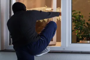 रिश्तेदारी में गया था परिवार, घर के ताले तोड़कर लाखों की चोरी