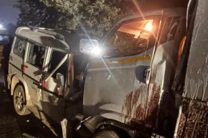 Ballia News : बोलेरो-पिकअप की आमने-सामने टक्कर में बालक की मौत, कई घायल
