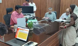 Ballia News : गर्भवती को निजी अस्पताल भेजने पर आशा बहू पर कार्रवाई, डीएम ने सेवा समाप्त करने के दिए निर्देश