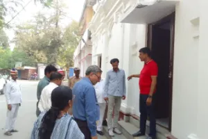 बलिया कलेक्ट्रेट में व्यवस्थाओं को सुधारने की पहल, डीएम ने किया निरीक्षण