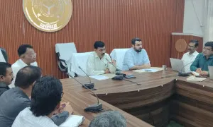 बलिया डीएम की बैठक से तीन अफसर गैरहाजिर, मांगा स्पष्टीकरण