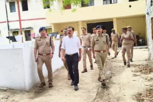 बलिया : एसपी ने दो थानों का किया औचक निरीक्षण, दिए आवश्यक निर्देश