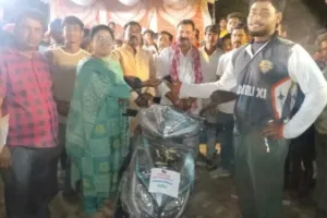 रात्रिकालीन क्रिकेट प्रतियोगिता में बलिया बहेरी बनी विजेता, इलेक्ट्रॉनिक स्कूटी से नवाजी गई टीम