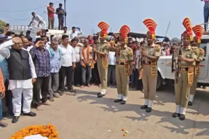 जवान का पार्थिव शरीर पहुंचते ही रो पड़ा बलिया का गांव, राजकीय सम्मान के साथ हुआ अंतिम संस्कार