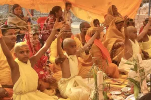 महर्षि भृगु की तपोभूमि पर गूंजे वेद मंत्र, बलिया में 21 बटुकों का सामूहिक उपनयन संस्कार