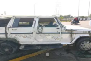 बाराबंकी में टायर फटने से बोलेरो पलटी, तीन की मौत, आठ घायल