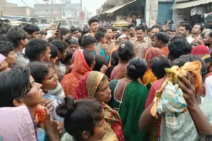 Ballia News : धनजी हत्याकांड में शव सड़क पर रखकर प्रदर्शन, आरोपितों की गिरफ्तारी की मांग