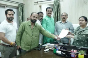 Lucknow News : व्यवसायिक गैस सिलेंडर की कमी से व्यापारी परेशान, डीएम से की शिकायत