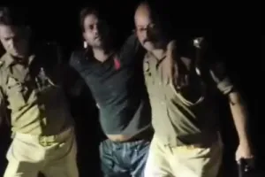 Ballia News : पुलिस मुठभेड़ में किशोर हत्याकांड का आरोपी गिरफ्तार, पैर में लगी गोली