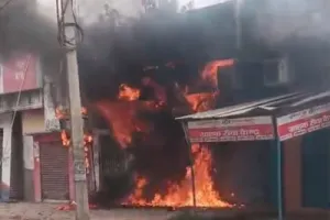 बलिया में एचडीएफसी बैंक के एटीएम में आग, मशीन जलकर खाक