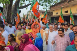 बलिया : उपेंद्र तिवारी की पदयात्रा के अंतिम दिन चितबड़ागांव में उमड़ी भीड़