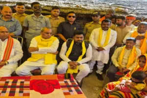 बाराबंकी बब्लू हत्याकांड: पीड़ित परिवार से मिले मंत्री ओमप्रकाश राजभर, कड़ी कार्रवाई का भरोसा