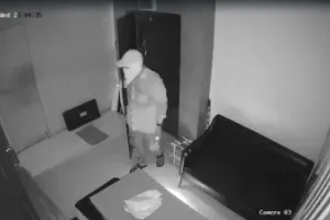 चोरी के बाद भागा नहीं चोर, ऑफिस में AC चलाकर 6 घंटे सोता रहा; CCTV देख मालिक भी रह गया हैरान