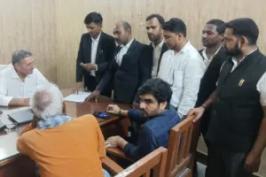 जन्म प्रमाण-पत्र निर्गत करने में अनियमितताओं को लेकर अधिवक्ताओं ने डीएम को सौंपा ज्ञापन