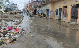 बलिया-बांसडीह मार्ग पर सीवर खुदाई में जल निगम पाइपलाइन टूटी, जलभराव से लोग परेशान