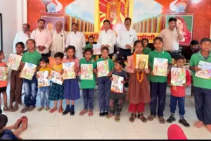 बलिया: पुस्तक और पुरस्कार वितरण के बीच परिषदीय बच्चों ने निकाली ‘स्कूल चलो’ रैली