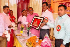 बलिया में दिवंगत शिक्षक की स्मृति में परिवार की बड़ी पहल, स्कूल को मिला इन्वर्टर