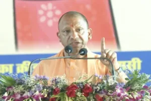 वाराणसी : पीएम मोदी के दौरे पर सीएम योगी का विपक्ष पर हमला, बोले—महिलाओं के सम्मान के खिलाफ रही विपक्ष की राजनीति