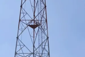 बाराबंकी में प्रेम प्रसंग को लेकर हाई वोल्टेज ड्रामा, बीएसएनएल टावर पर चढ़ा युवक