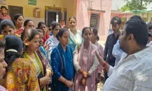 Ballia News : साइबर ठगी के बाद PHC में हंगामा, एएनएम धरने पर बैठीं, अधीक्षक ने दी मदद और इस्तीफे का किया ऐलान