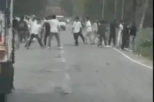 बिजनौर : मंडावर रोड पर दो गुटों में मारपीट, बेल्ट और लात-घूंसे चले, वीडियो वायरल