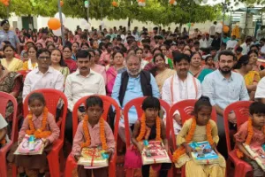 बलिया में ‘स्कूल चलो अभियान’ कार्यक्रम में पहुंचे मंत्री दयाशंकर सिंह, बच्चों संग बैठकर चखा मिड-डे मील