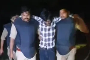 आजमगढ़ में पुलिस मुठभेड़ में हत्या का आरोपी गिरफ्तार, पैर में लगी गोली