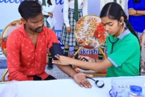 बलिया रेलवे स्टेशन पर राधाकृष्ण एकेडमी का स्वास्थ्य जागरूकता शिविर, छात्रों की सेवा भावना बनी मिसाल