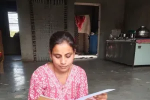 दो साल पढ़ाई छोड़ी, फिर 78% अंक लाकर जिले की बनीं सेकंड टॉपर