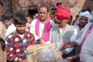 अग्निकांड पीड़ितों की मदद को बढ़े हाथ, शिक्षक दंपति ने 103 परिवारों तक पहुंचाई राहत सामग्री