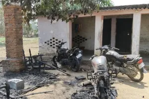 देवरिया में झोपड़ी में लगी भीषण आग, तीन बाइक समेत लाखों का सामान जलकर राख