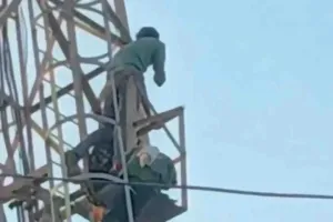 शादी की जिद में मोबाइल टावर पर चढ़ी युवती, घंटों चला हाईवोल्टेज ड्रामा