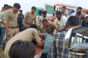 मुजफ्फरनगर में स्कूल बस और बाइक की भीषण टक्कर, दो बच्चों समेत तीन की मौत