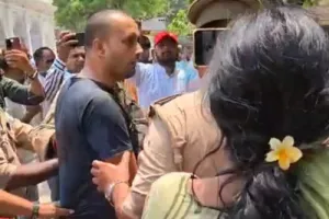 बलिया : दोषी चिकित्सकों की गिरफ्तारी न होने पर युवक ने कलेक्ट्रेट में किया आत्मदाह का प्रयास