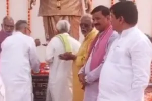 बलिया : पूर्व प्रधानमंत्री चंद्रशेखर की जयंती पर प्रतिमा पर माल्यार्पण, वक्ताओं ने याद किए उनके सिद्धांत