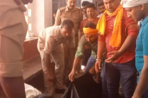Ballia News : ट्रैक्टर-ट्रॉली की चपेट में आने से युवती की मौत, परिवार में मचा कोहराम