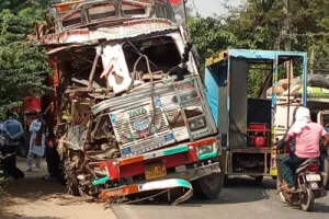 एनएच-31 पर ट्रक और ट्रेलर की आमने-सामने टक्कर, ट्रक चालक की मौत, दो गंभीर घायल