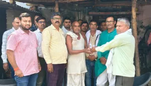 बलिया : शिक्षकों ने दिवंगत रसोईया के पति को दी 25 हजार की आर्थिक सहायता